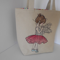 刺繍の帆布のミニトートバッグ　大きな刺繍バレリーナの可愛い女の子　 2枚目の画像