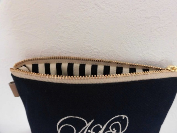 帆布の選べるイニシャル刺繍のポーチ　紺　１６㎝ １８㎝２０㎝　ブラックまたはネイビー 7枚目の画像