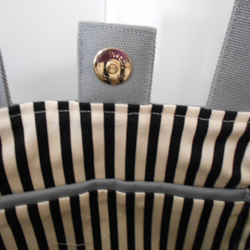 選べるイニシャル刺繍の帆布のトートバッグ　グレー紺　エンブレムホックとポケット付き 3枚目の画像