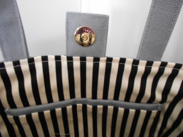選べるイニシャル刺繍の帆布のトートバッグ　グレー紺　エンブレムホックとポケット付き 3枚目の画像