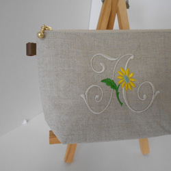 リネンの選べるお花のイニシャル刺繍のポーチ　１６㎝１８㎝２０㎝　デイジー 5枚目の画像