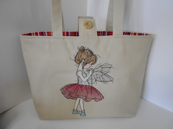 刺繍の帆布のトートバッグ　可愛いバレリーナの女の子　ホックとポケット付き 1枚目の画像