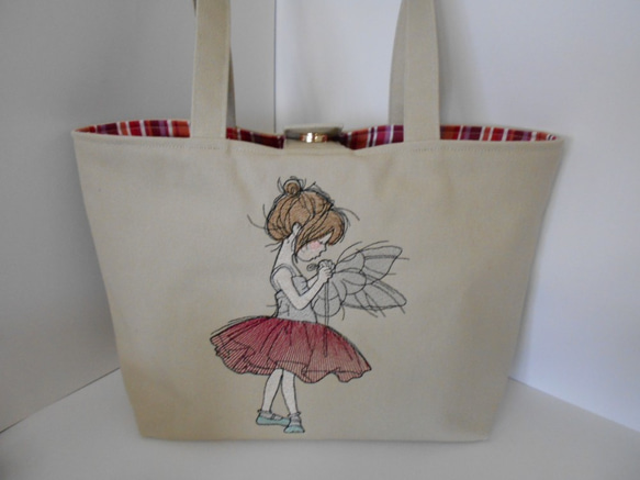 刺繍の帆布のトートバッグ　可愛いバレリーナの女の子　ホックとポケット付き 2枚目の画像
