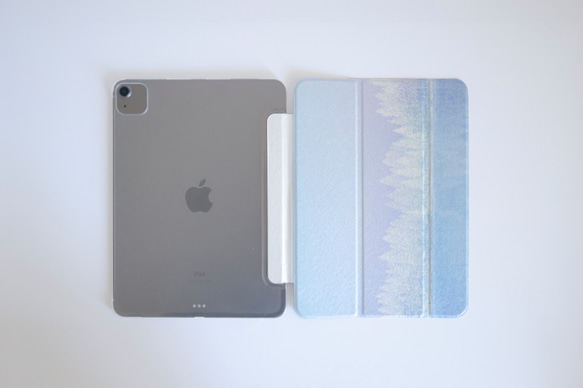 樹氷と雪の空を描いた、iPadケース 2枚目の画像