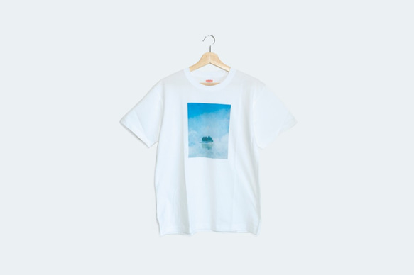 湖に浮かぶ、月と森を描いたTシャツ 1枚目の画像