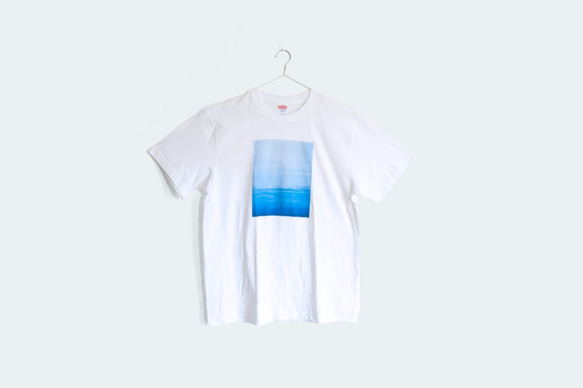 青い空と海面を描いた、白いTシャツ 1枚目の画像