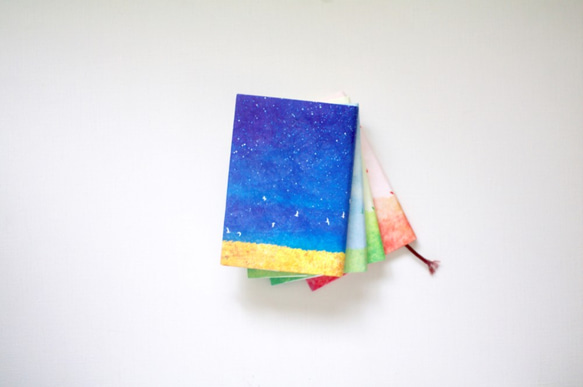包裹在靛藍的天空，書籍封面|文庫大小 第1張的照片