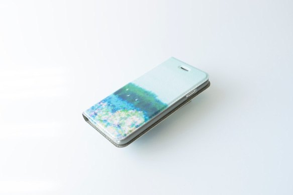 青い空と紫陽花を描いた、手帳型スマホケース 2枚目の画像