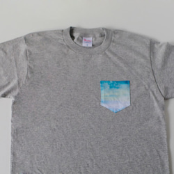 グレーのポケットTシャツ「青い空」 3枚目の画像