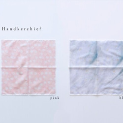 人造革小袋，配以粉紅色的雲彩和湖泊 第5張的照片