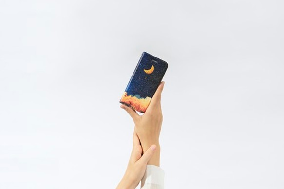 夜空と三日月の、手帳型スマホケース 1枚目の画像