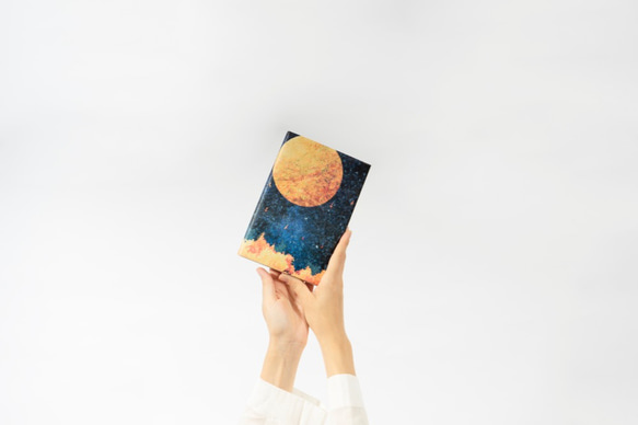 夜空和滿月的書的封面（精裝本） 第1張的照片