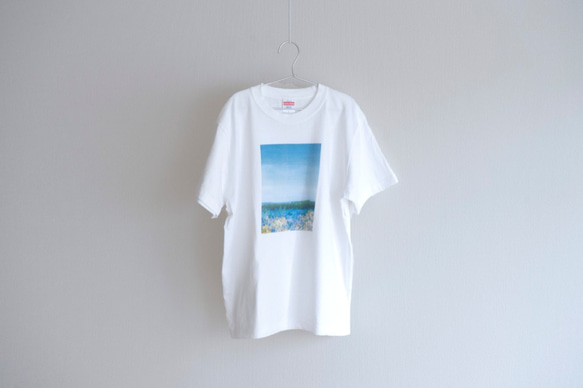 青い空と紫陽花を描いた、Tシャツ 1枚目の画像