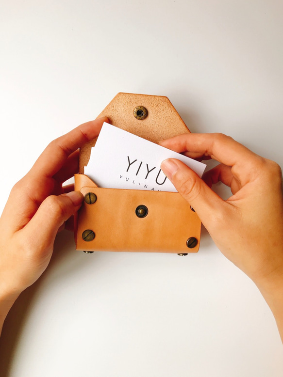 YIYU 皮革鉚釘名片夾 第1張的照片