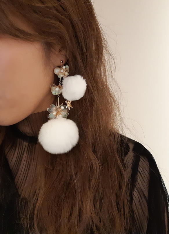 冬季雪球天使版浮誇系耳環/耳針/耳夾/樹脂（一對）白色系 第2張的照片