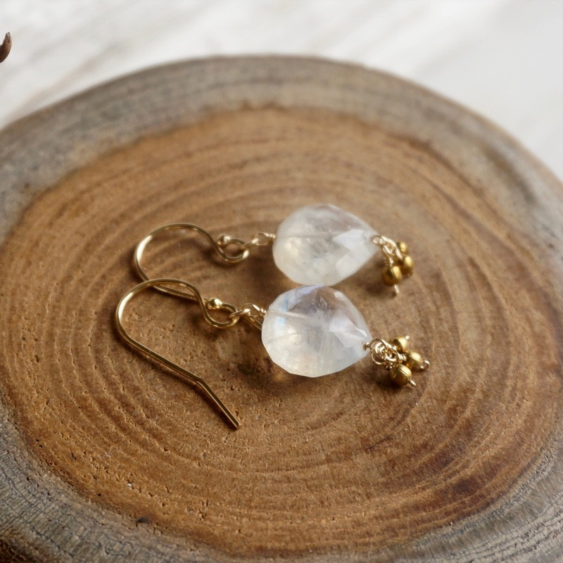 ムーンストーンの揺れるピアス PE-110-B 4,560円