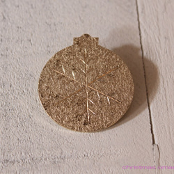 クリスマスオーナメント2015「ボール（雪の結晶）」のブローチ 1枚目の画像