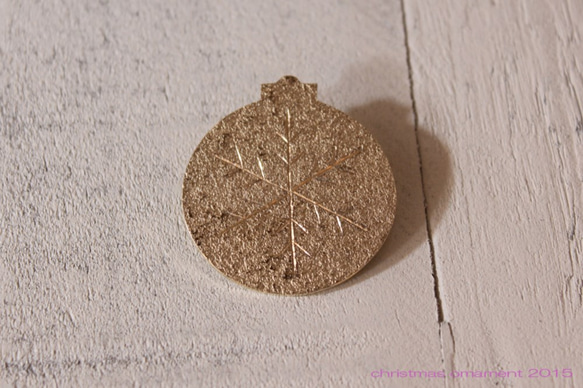 クリスマスオーナメント2015「ボール（雪の結晶）」のブローチ 1枚目の画像