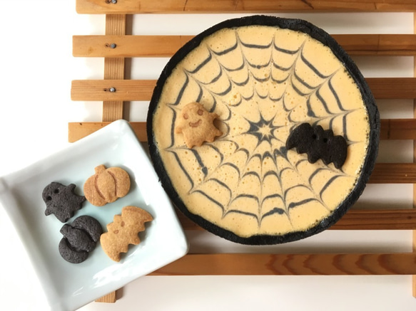 2019【ハロウィン限定】：スパイダーウェブ チーズケーキ (ハロウィンクッキー付) 1枚目の画像