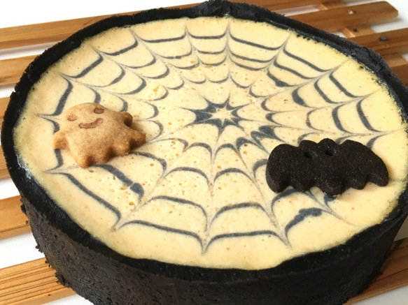 2019【ハロウィン限定】：スパイダーウェブ チーズケーキ (ハロウィンクッキー付) 2枚目の画像