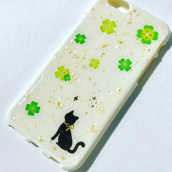 幸せ運ぶ四つ葉のclover 猫とクローバーのiPhoneケース スマホケース 1枚目の画像