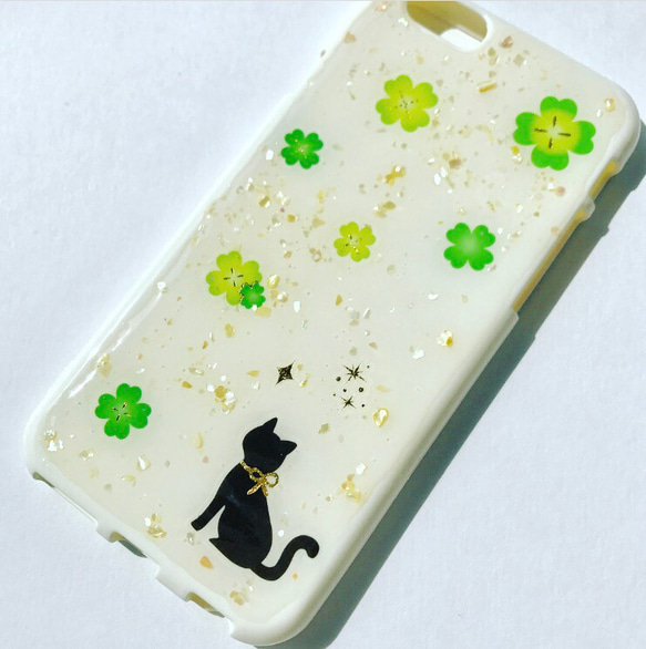 幸せ運ぶ四つ葉のclover 猫とクローバーのiPhoneケース スマホケース 1枚目の画像