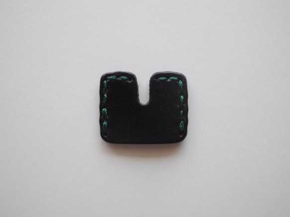 牛革 レザー 革 黒 ブラック キーカバー 鍵カバー（角－黒－緑） 2枚目の画像