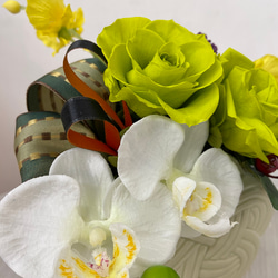鮮やかなグリーンのローズと白い胡蝶蘭が素敵なお正月アレンジ　プリザーブド&アートフラワー 5枚目の画像