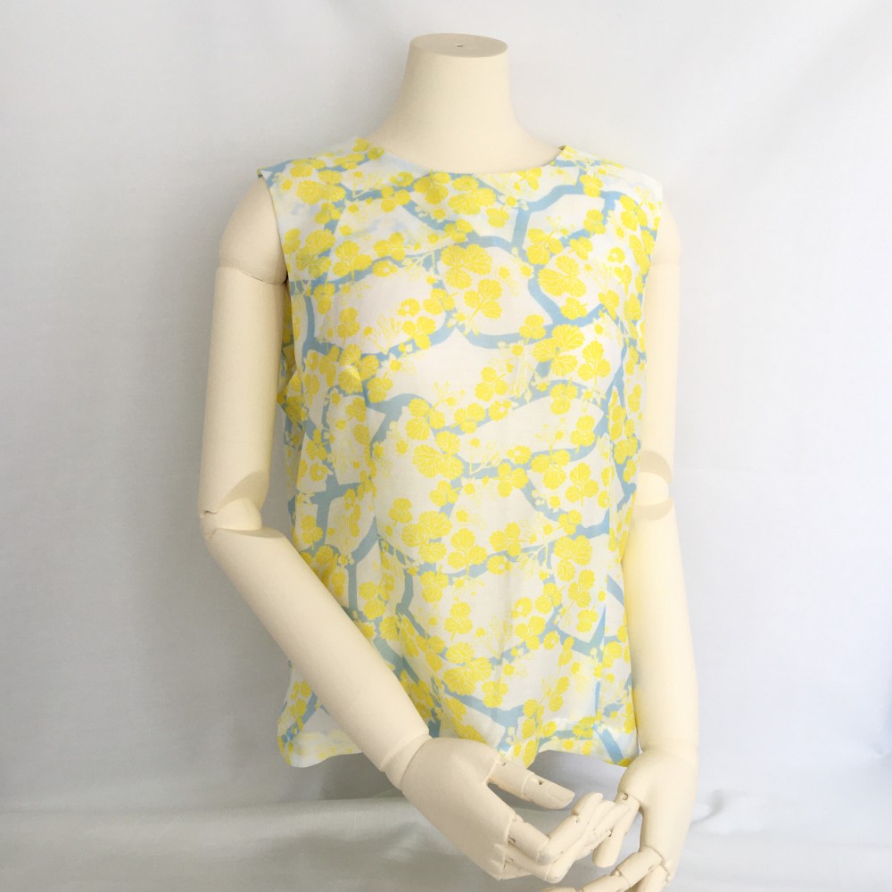 セール中　爽やかノースリーブブラウス /ナワシロイチゴ　秋まで活躍　ジャケットやニットのインに　草花模様　ボタニカル