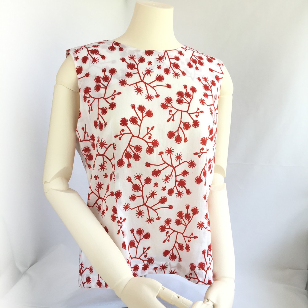 セール中　爽やかノースリーブブラウス /コセンダングサ秋まで活躍　ジャケットやニットのインに　草花模様　ボタニカル 4,200円