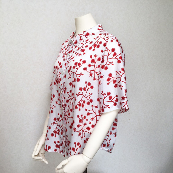 薄手で軽い綿100%サテン　草花模様の半袖シャツ　/ コセンダングサ 2枚目の画像