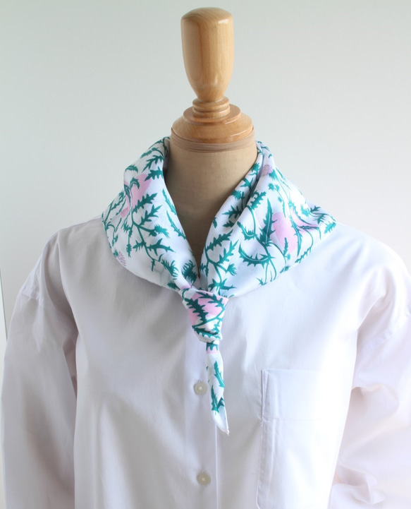 シルクのような綿サテン ふんわりハンカチスカーフ　／ アザミ 6枚目の画像