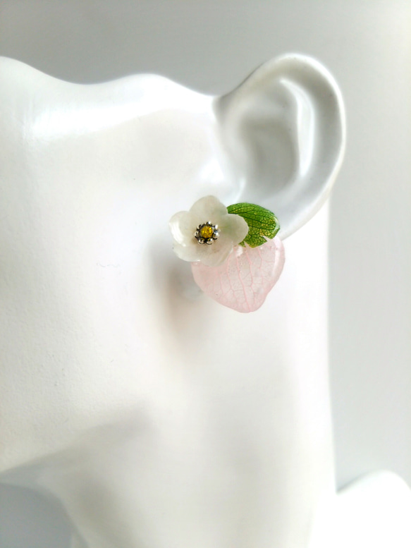 もぎたて果実 白いお花と苺のボタニカルピアス(金属アレルギー対応ピアス・イヤリング・ノンホールピアスに変更可能) 3枚目の画像