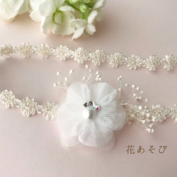 ベビーヘアバンド♡ 白いお花とかすみ草 1枚目の画像