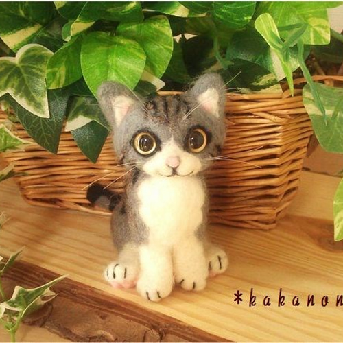 サバトラ猫 羊毛フェルトのぬいぐるみ(ハチワレ猫) お座りポーズ 羊毛