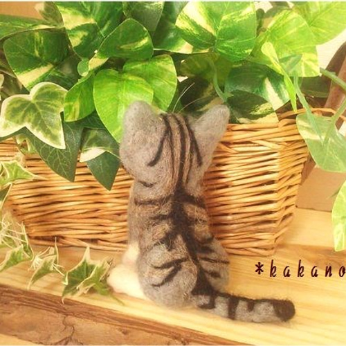 サバトラ猫 羊毛フェルトのぬいぐるみ(ハチワレ猫) お座りポーズ 羊毛