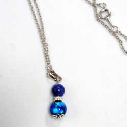 ホタルガラスとラピスラズリの幸せ輝く青のペンダント 2枚目の画像