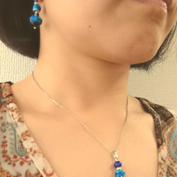 ホタルガラスとラピスラズリの幸せ輝く青のペンダント 3枚目の画像