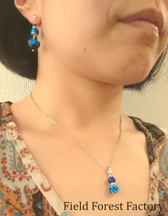 ホタルガラスとラピスラズリの幸せ輝く青のペンダント 3枚目の画像