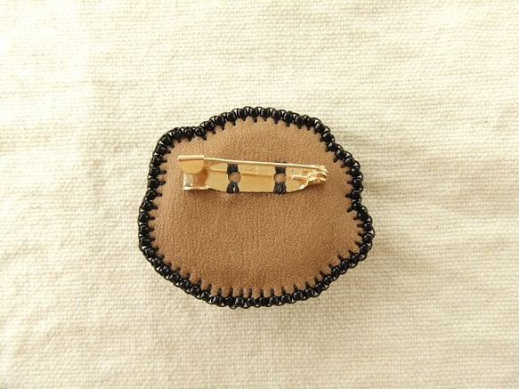 ブラック系ビーズ刺繍のブローチ（K0485) 4枚目の画像
