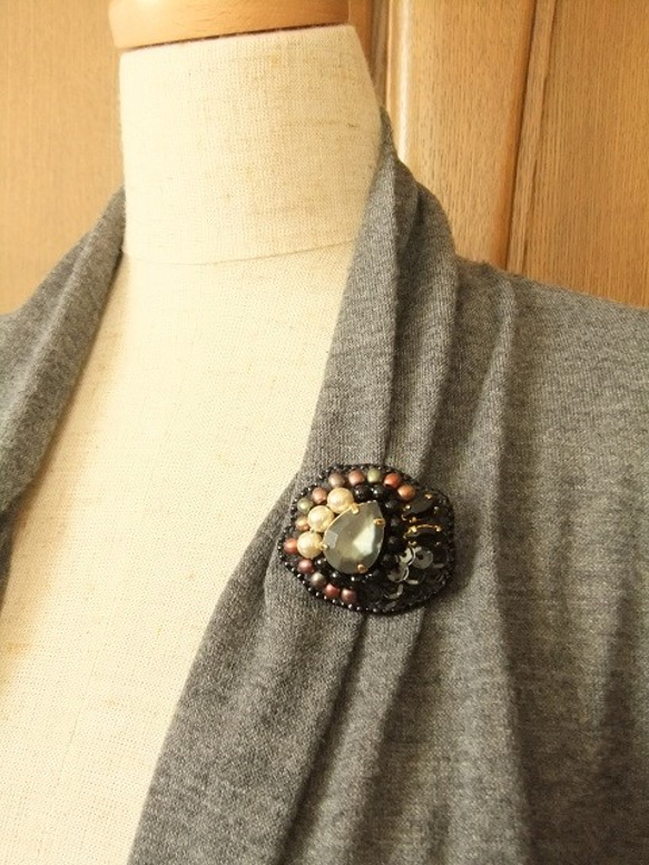 ブラック系ビーズ刺繍のブローチ（K0485) 1枚目の画像