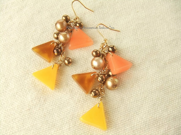 sold/Pierces or Earrings　△アクリル（P0764） 1枚目の画像