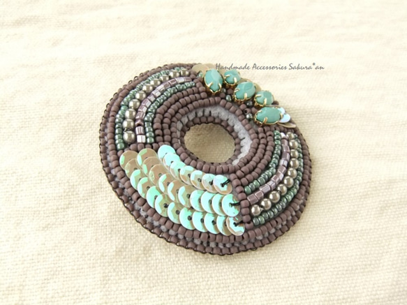 sold/Brooch　ビーズ刺繍　リース　purple（K0619) 2枚目の画像