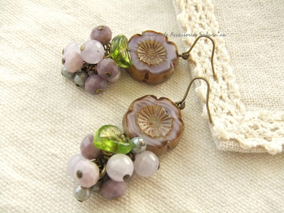 sold/Pierces or Earrings  チェコ　お花（P0809） 2枚目の画像