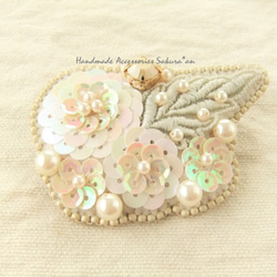 sold/Brooch　お花　葉っぱ　ビーズ刺繍　（K0685) 1枚目の画像