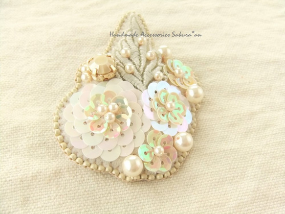 sold/Brooch　お花　葉っぱ　ビーズ刺繍　（K0685) 2枚目の画像