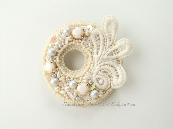 Brooch　ビーズ刺繍　レース　ドーナツ　リース（K0719) 1枚目の画像