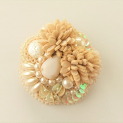 SALE　Brooch　ビーズ刺繍　お花（K0737) 1枚目の画像