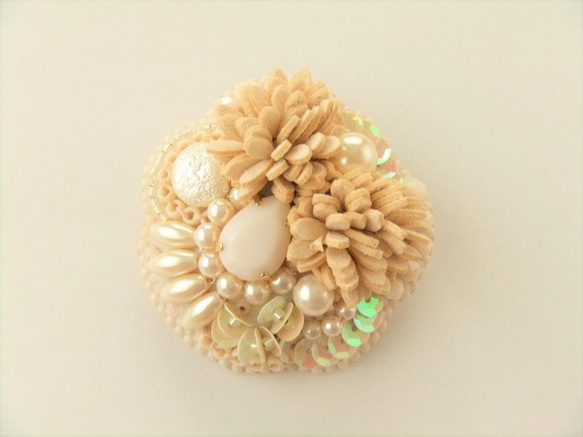 SALE　Brooch　ビーズ刺繍　お花（K0737) 1枚目の画像