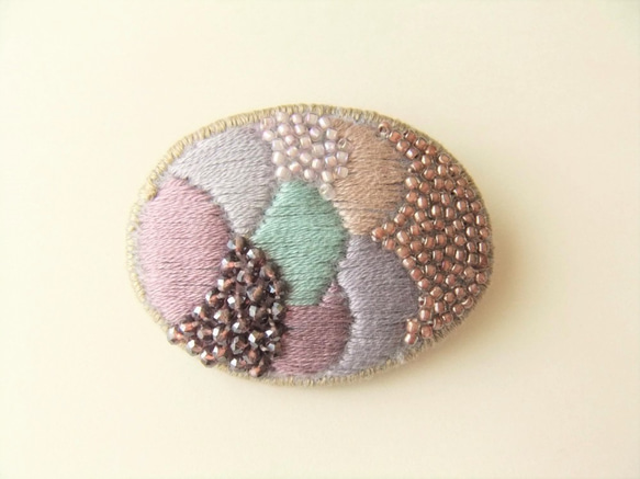 SALE　Brooch　ビーズ刺繍　オーバル　purple（K0777) 1枚目の画像